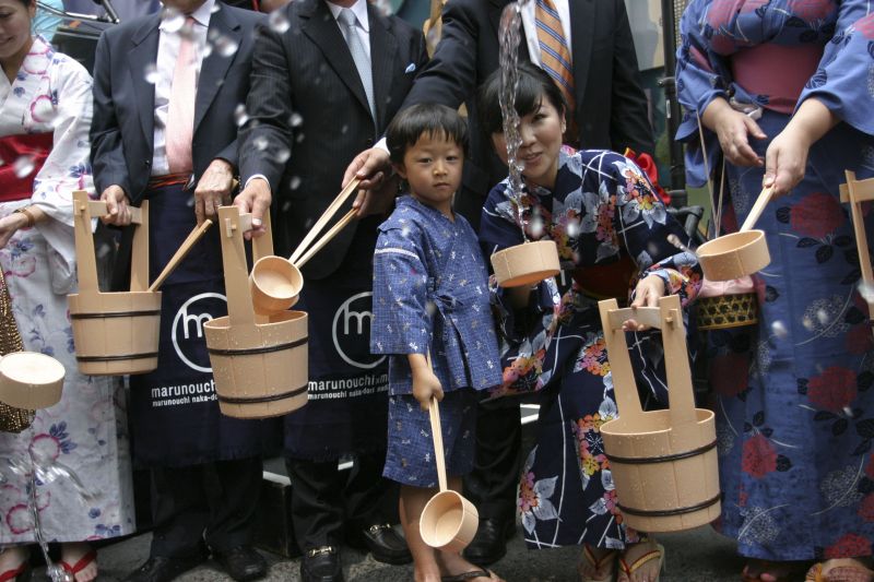 phong tục tạt nước